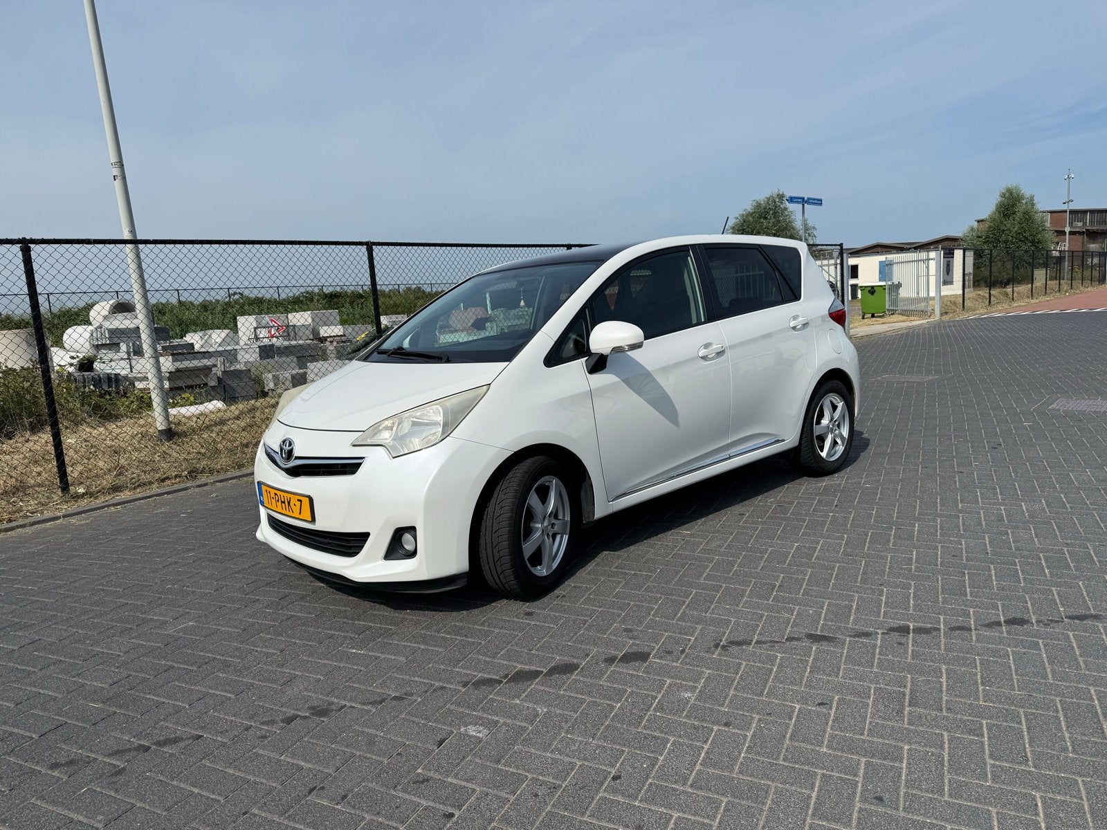 Toyota Verso-S 1.3 Vvt-i Multidrive CVT 2011 Wit, Auto's, Toyota, 4 cilinders, 550 kg, 1060 kg, 800 kg