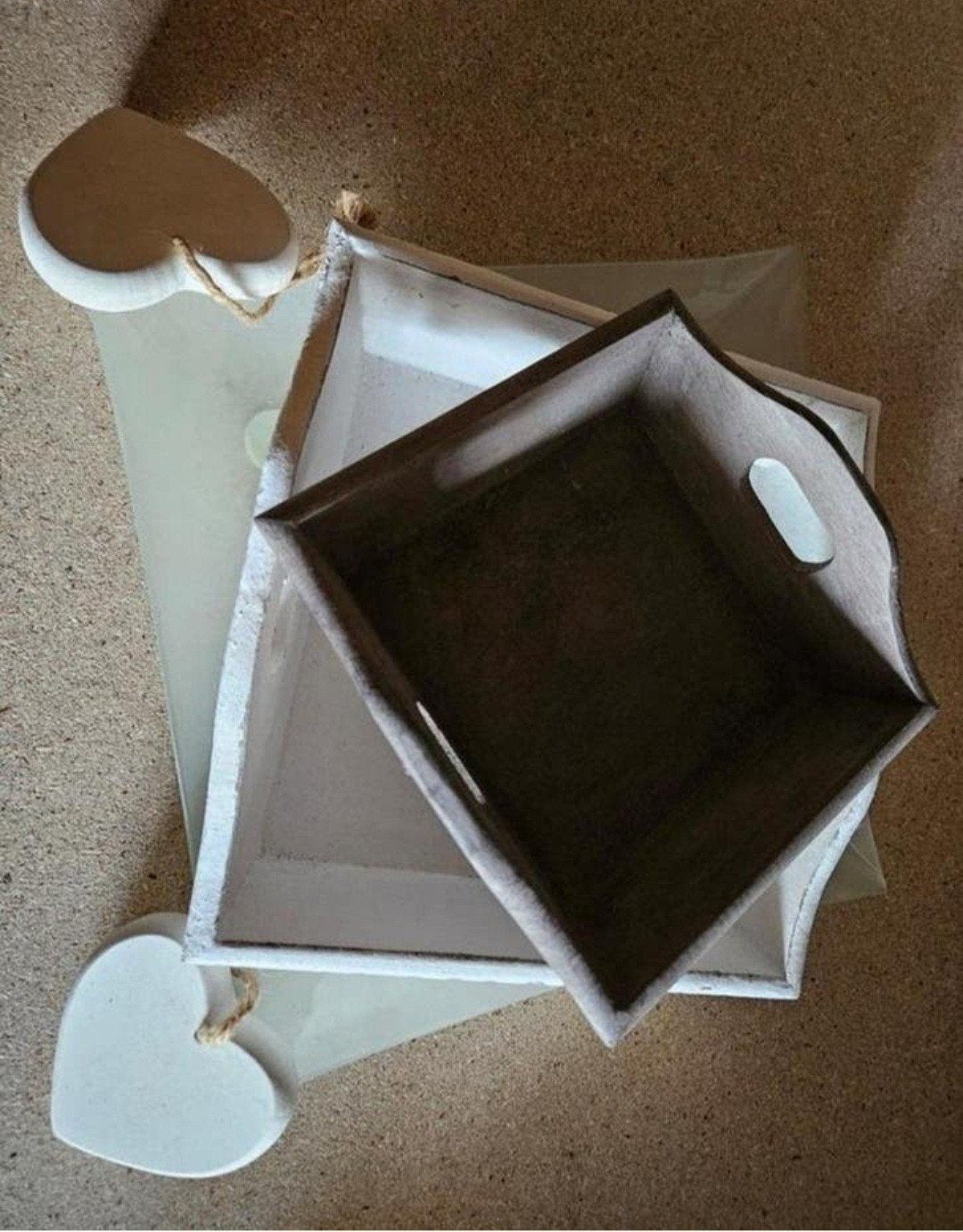 Kleine houten dienbladen met houten harten., Ophalen