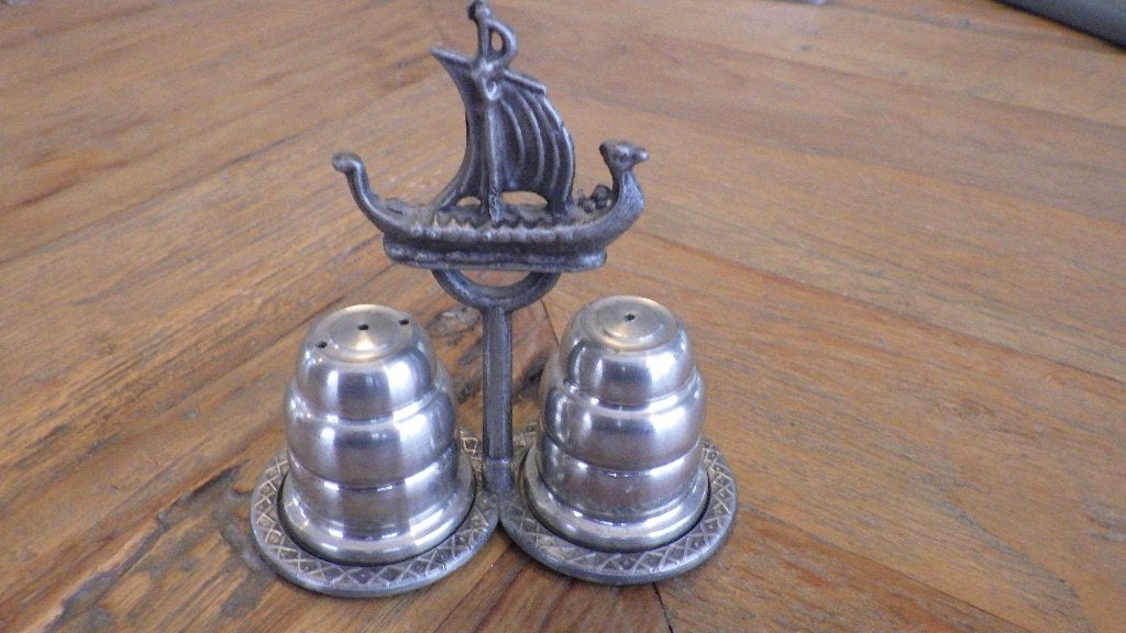 mooi retro peper- en zoutstelletje met rekje vikingschip, Verzamelen, Ophalen of Verzenden, Overige typen