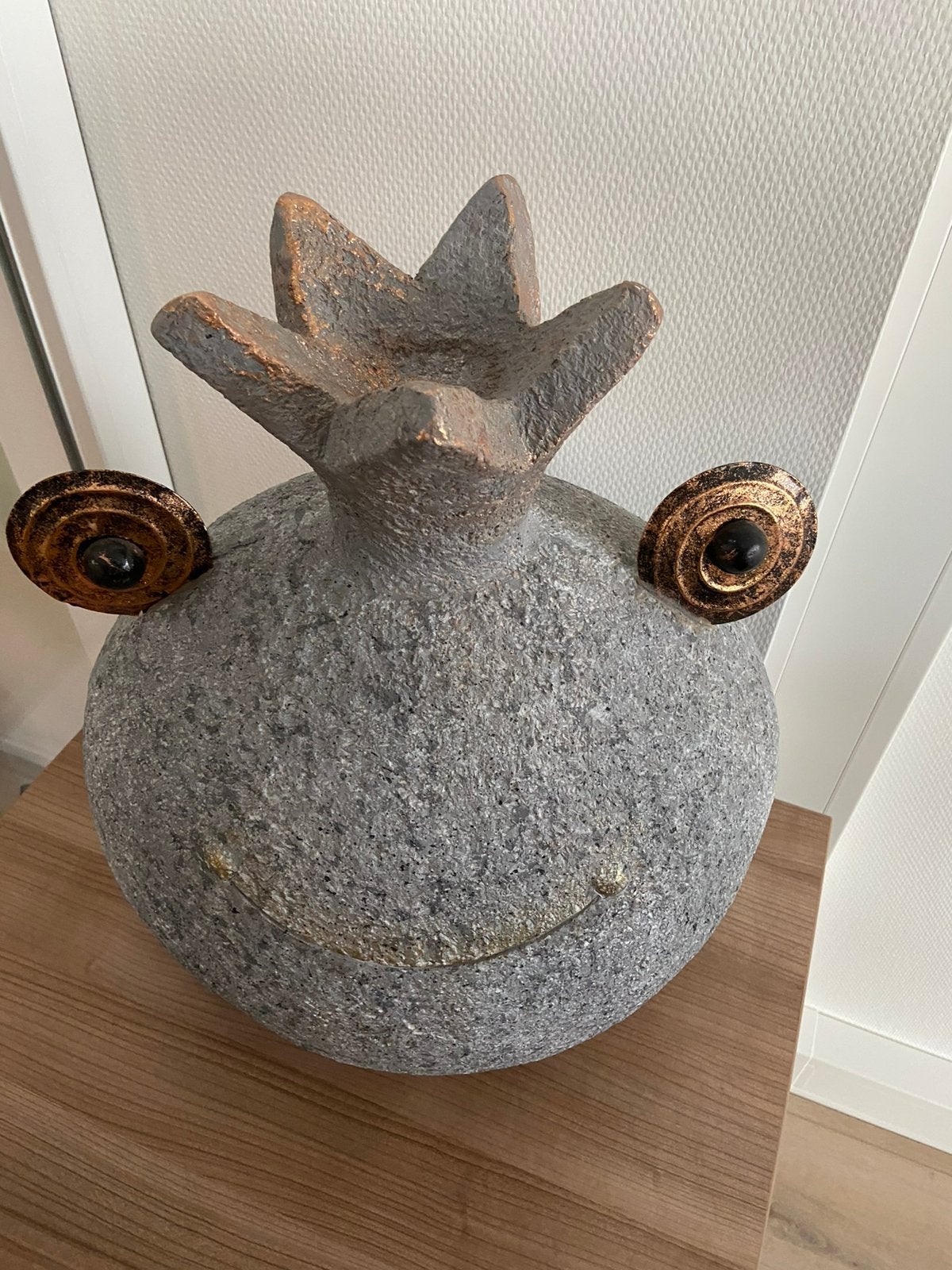 Kikker van soort beton met kopeten ogen kroon kleur goud, Huis en Inrichting, Ophalen, Zo goed als nieuw, Rond