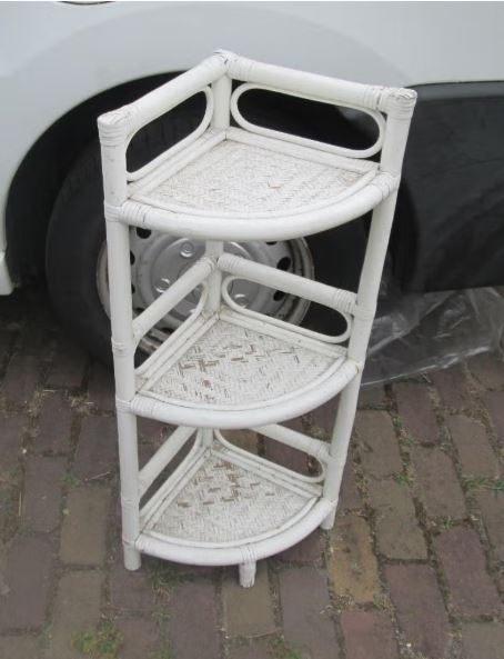Mooi Retro Wit-Rieten Hoekrekje - 29x29x88, Ophalen of Verzenden, Huis en Inrichting