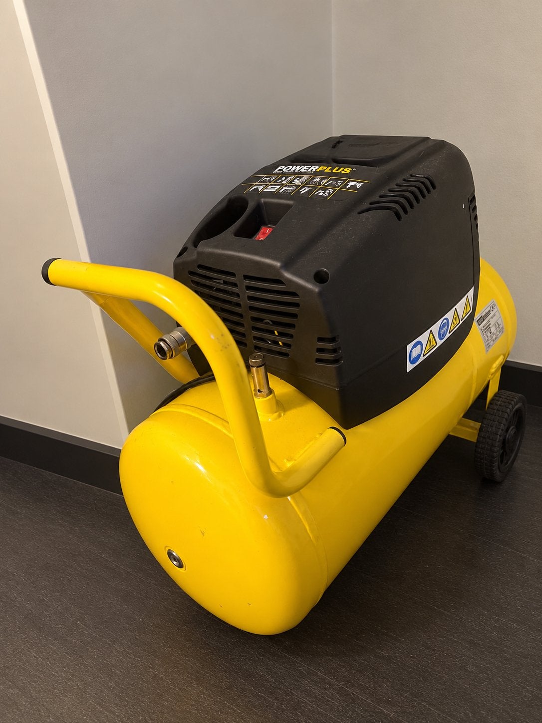 Powerplus POWX1725 compressor 24L – 1100W – 8 bar, Doe-het-zelf en Verbouw, Minder dan 25 liter, Ophalen, Zo goed als nieuw, Minder dan 200 liter/min