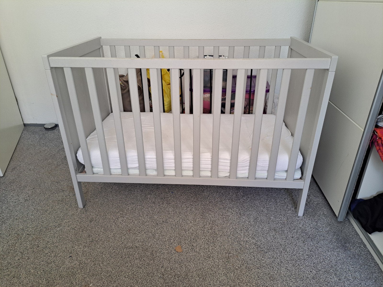 IKEA Sundvik Babybedje - Grijs, Lattenbodem, Gebruikt, 70 tot 85 cm, Ophalen of Verzenden