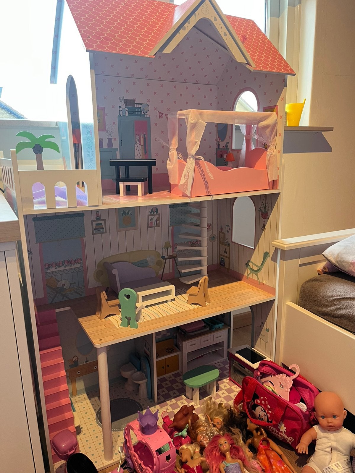 Poppenhuis met heel veel spullen erbij. Zoals paarden, Ophalen, Gebruikt, Poppenhuis