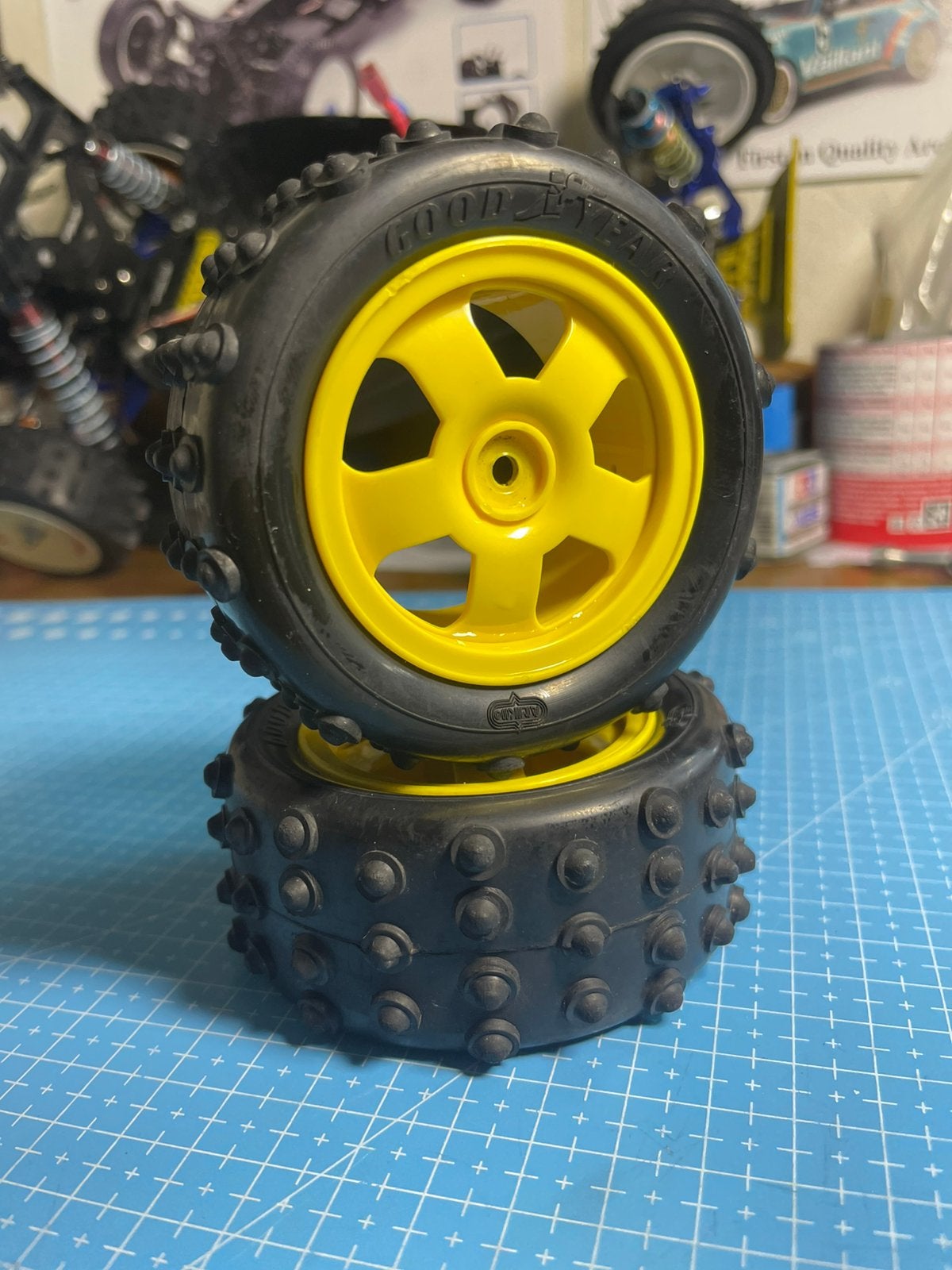Kyosho Goodyear 1:10 12mm hex achter wielen, Ophalen of Verzenden, Zo goed als nieuw, Overige schalen