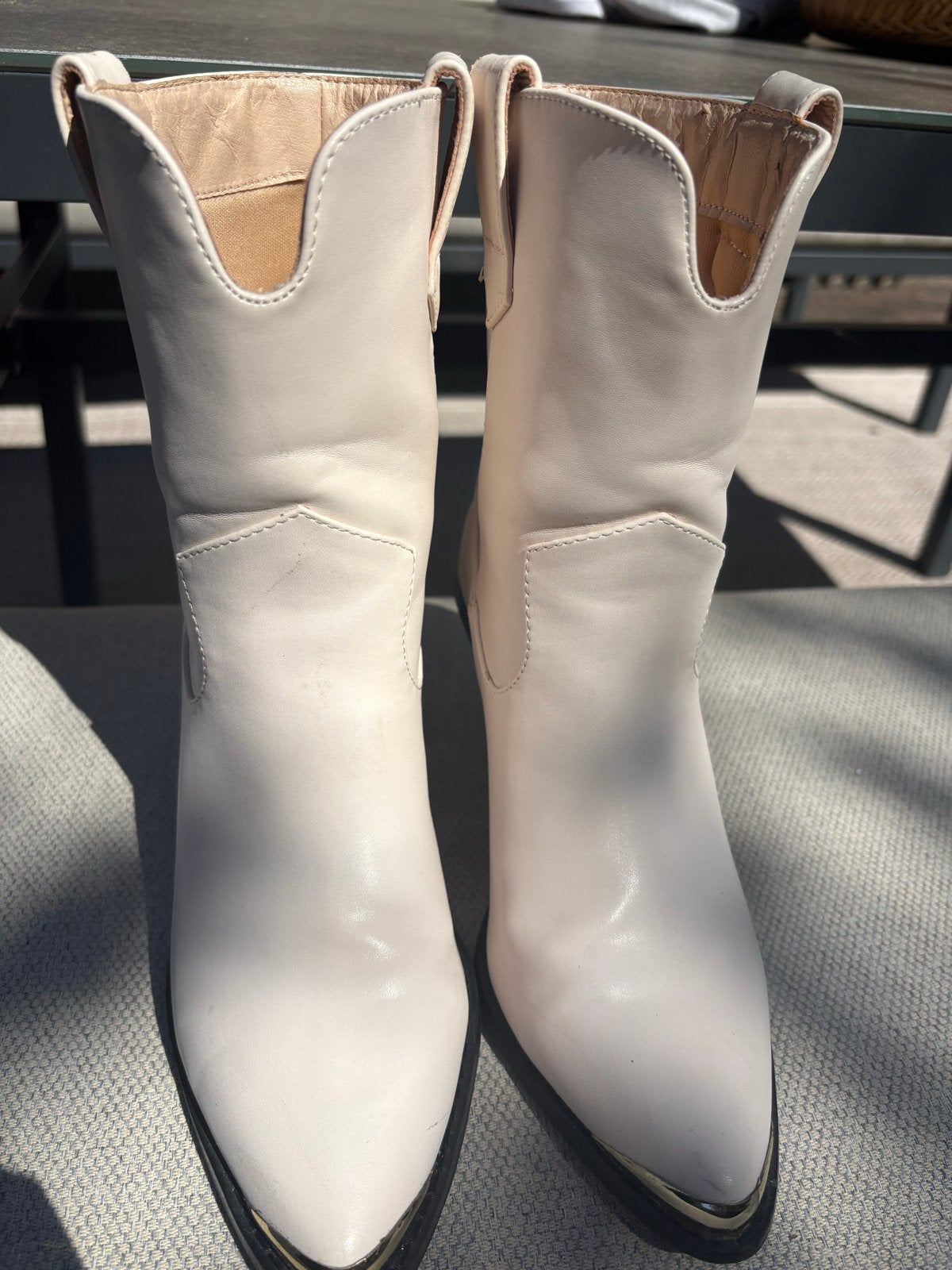 Crèmekleurige cowboylaarzen met hak van Loavies, Kleding | Dames, Schoenen, Ophalen of Verzenden, Zo goed als nieuw, Beige, Lage of Enkellaarzen