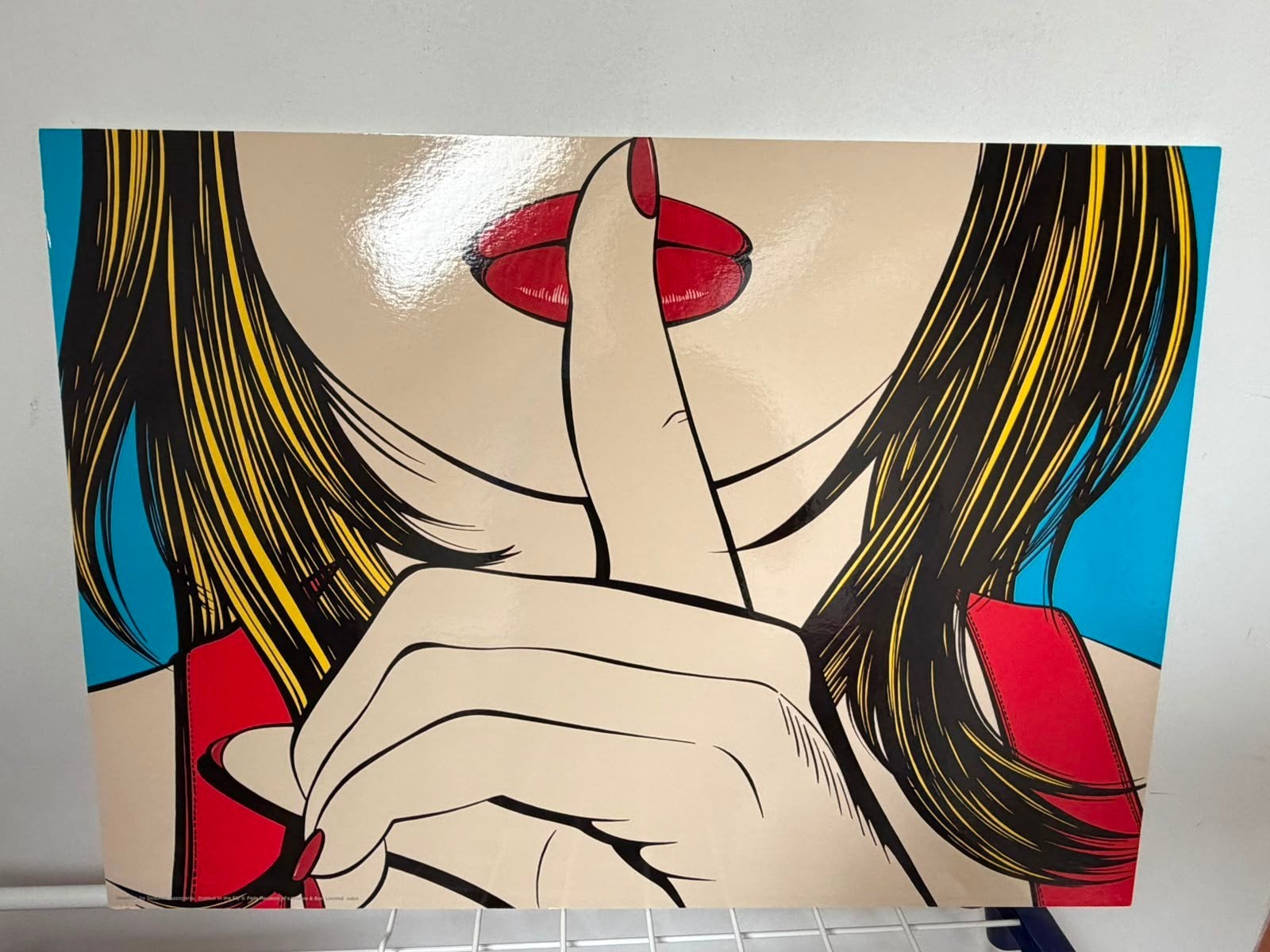 IKEA SOLMYRA Pop Art Print - Vrouw met vinger op lippen, Antiek en Kunst, Kunst | Schilderijen | Modern, Figuren, Papier/karton
