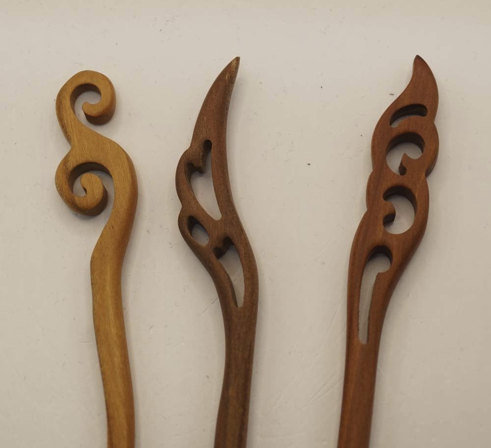 3 Houten haarstokjes beige krullen siermotieven