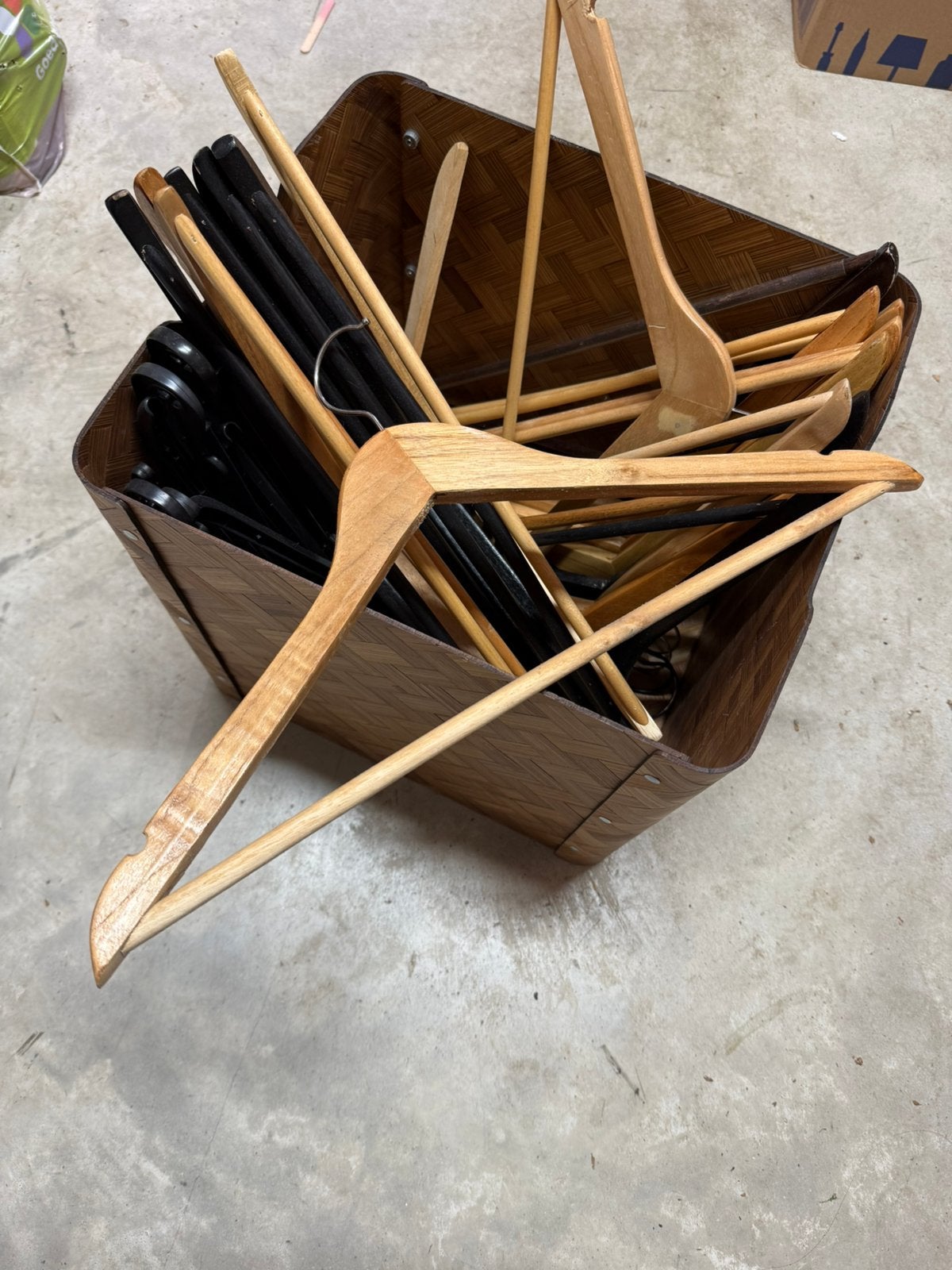 Veel kledinghangers, Ophalen, Zo goed als nieuw, Hout
