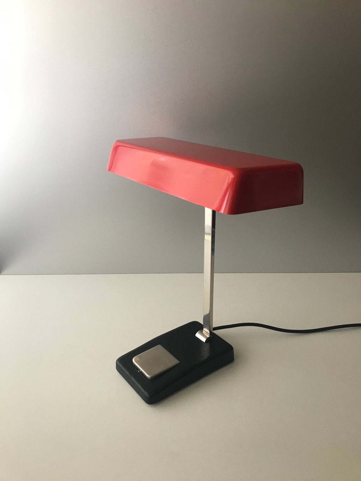 Hillebrand desk lamp 60s vintage silence of the lamps, Vintage, E14 (klein), Ophalen of Verzenden, Rood
