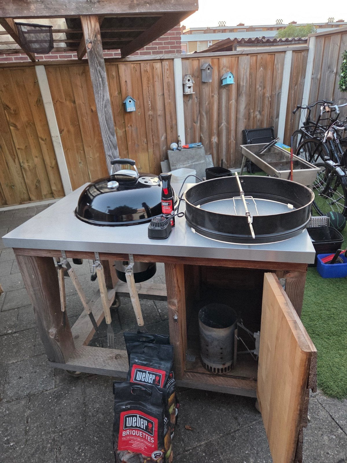 verrijdbare barbecue zeer zwaar met Weber barbecue, Gebruikt, Houtskool, Ophalen of Verzenden, Vrijstaand
