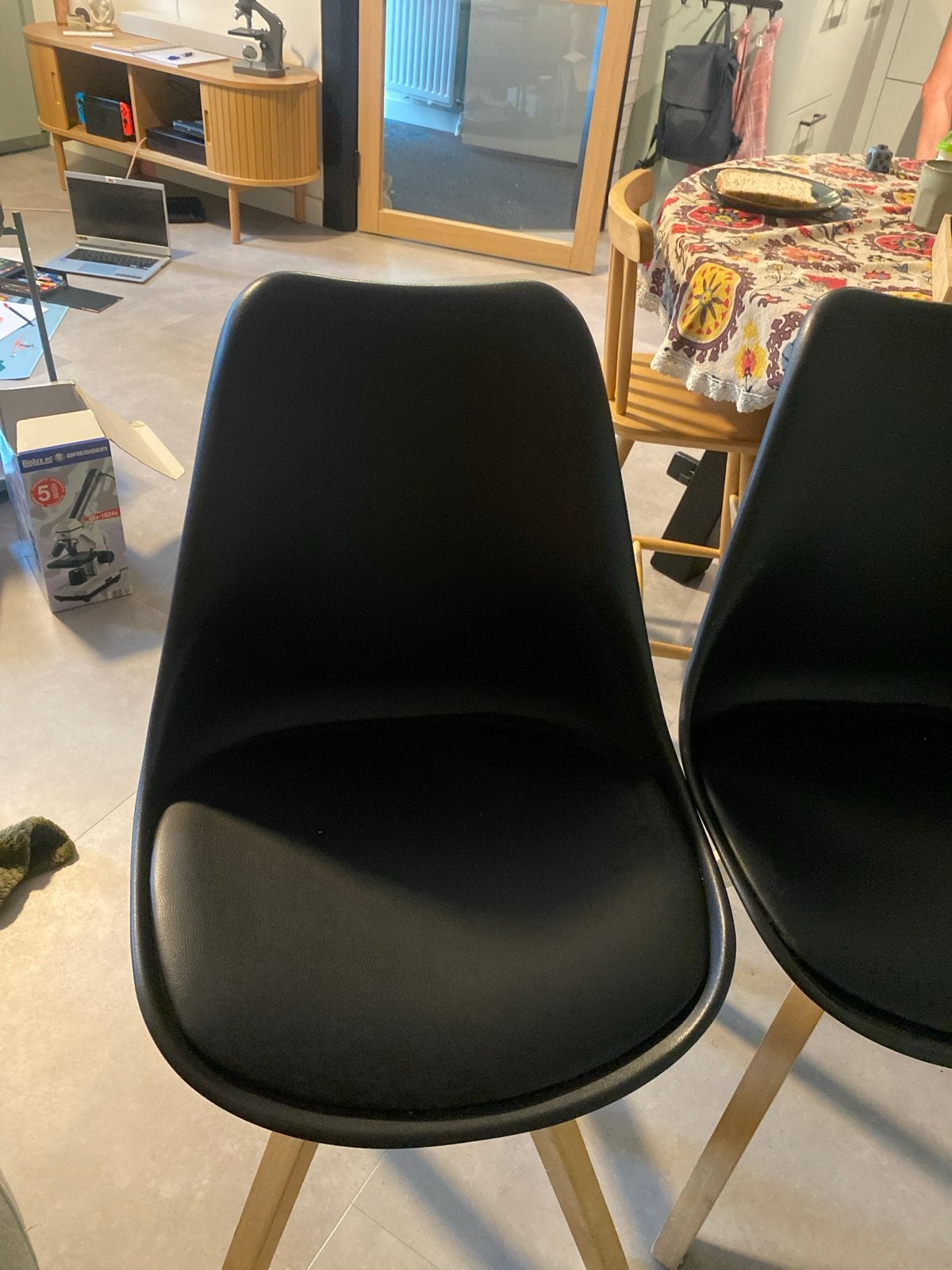 Gratis Twee zwarte stoelen met houten poten, Huis en Inrichting, Ophalen, Gebruikt, Twee, Zwart