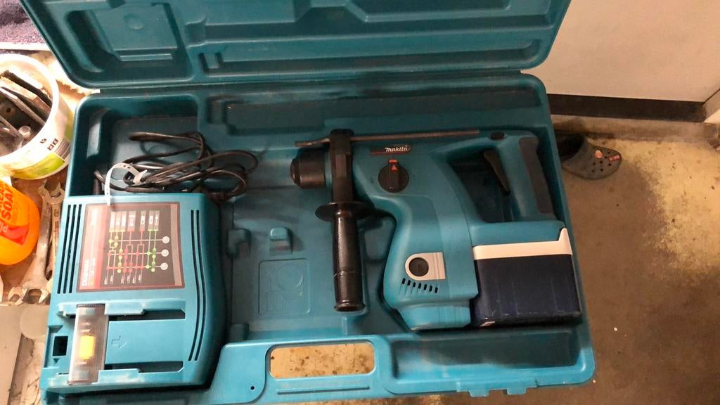 Makita accu hamerboor., Boor- en/of Breekhamer, Ophalen of Verzenden, Zo goed als nieuw, Minder dan 400 watt