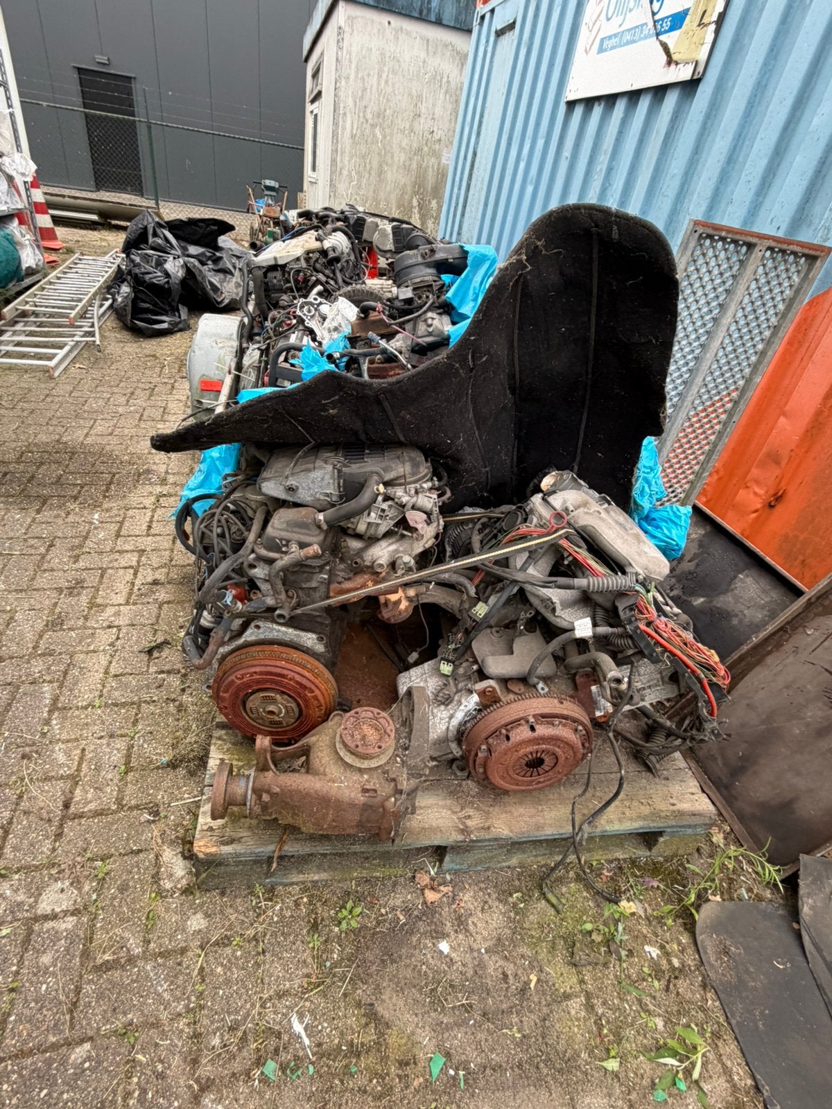 Oude motorblokken en versnellingsbakken, Ophalen