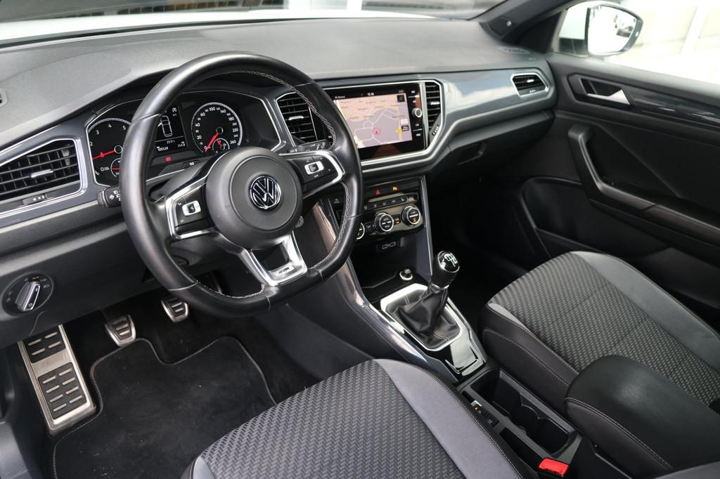Volkswagen T-Roc 1.5 TSI R-Line 150PK Navi Led Cam Pdc Beats, Auto's, Voorwielaandrijving, Zwart, 4 cilinders, 150 pk