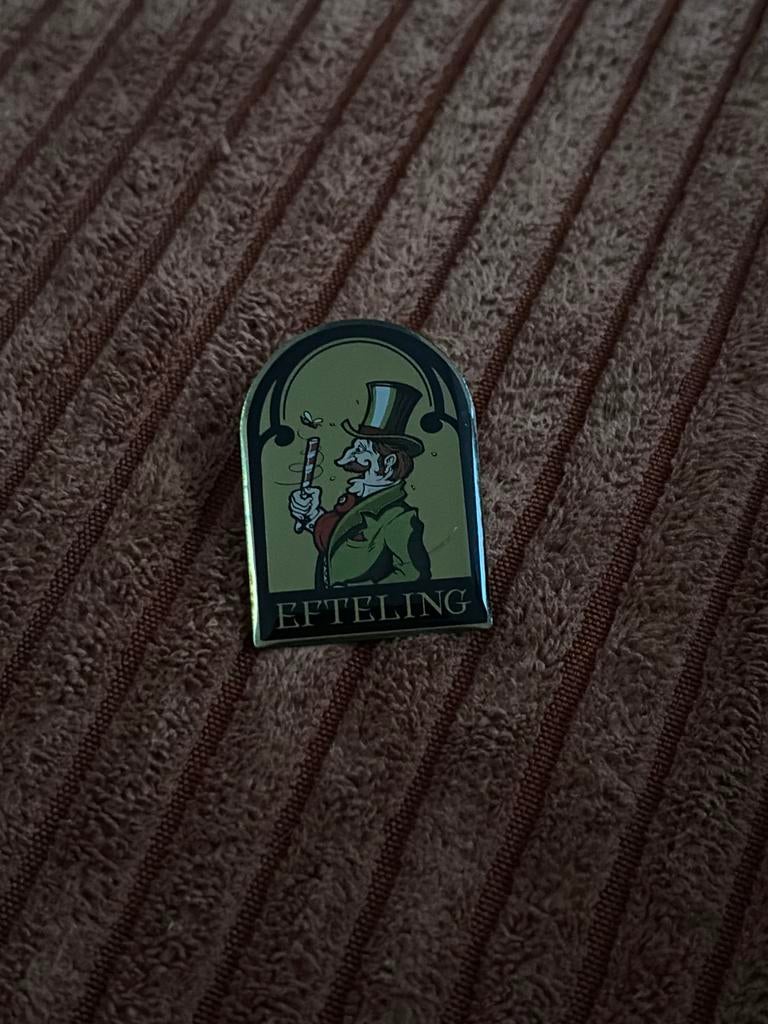 Efteling Pin: Man met hoge hoed en vlieg, Ophalen of Verzenden, Gebruikt, Button of Speldje