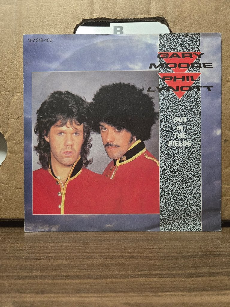 Gary Moore & Phil Lynott - Out in the field, Cd's en Dvd's, Vinyl Singles, 7 inch, Ophalen of Verzenden, Zo goed als nieuw, Fotohoes