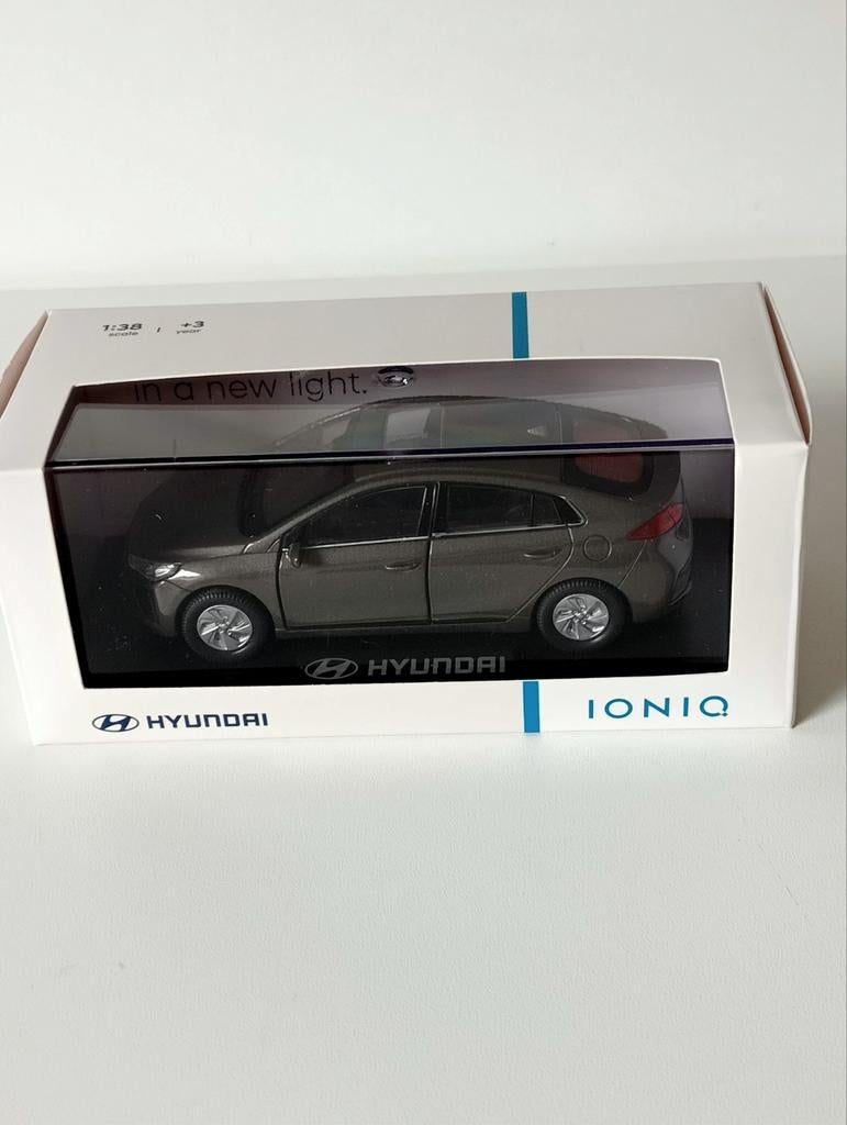Hyundai Ioniq hyundai dealer uit gave 1:38 - Nieuw in doos, Hobby en Vrije tijd, Modelauto's | 1:43, Ophalen of Verzenden, Nieuw
