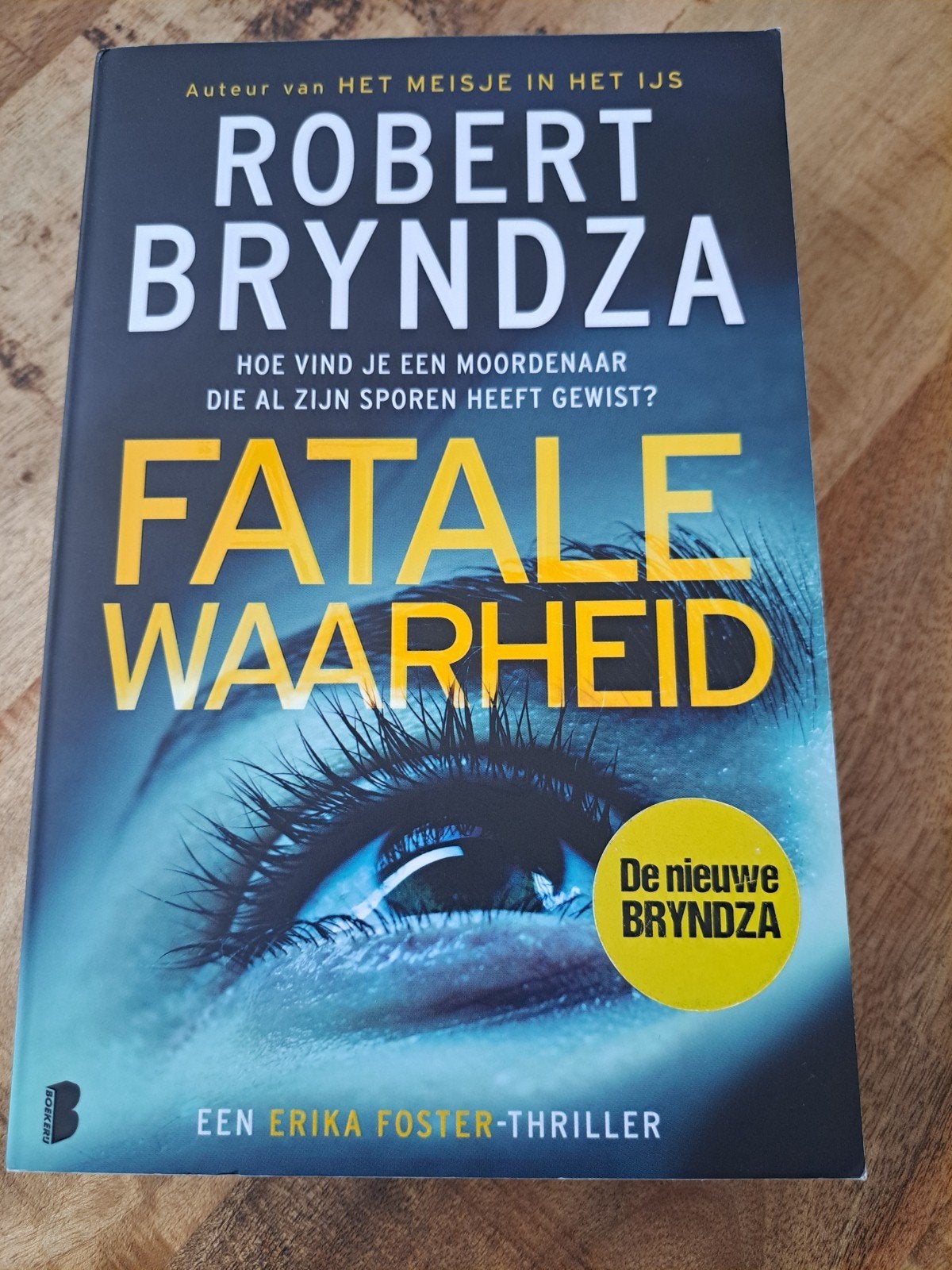 Robert Bryndza - Fatale waarheid, Ophalen of Verzenden, Zo goed als nieuw, Robert Bryndza
