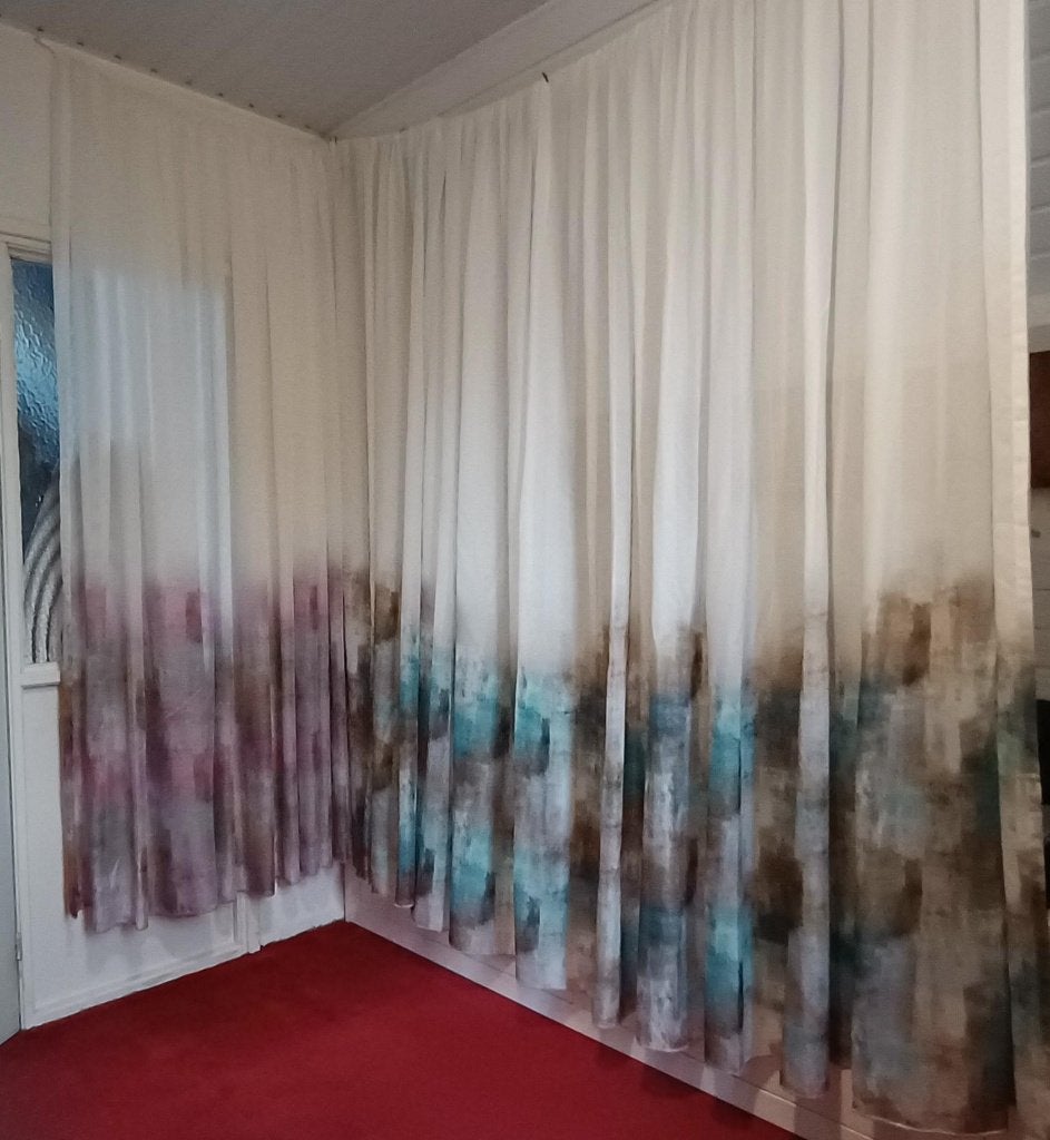 3 stuks vitrage, 1x grijs/roze-rood, 2x grijs/blauw, Vitrage, In te korten, Ophalen of Verzenden, Zo goed als nieuw