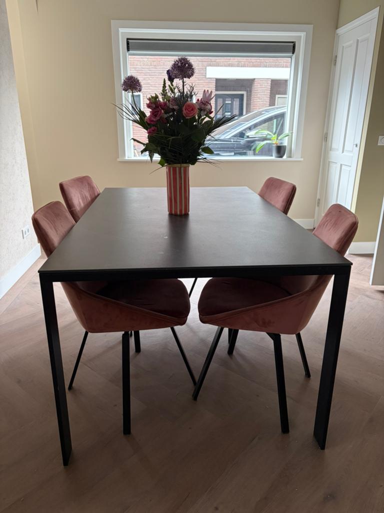 Zwarte eettafel van Montel, Huis en Inrichting, Tafels | Eettafels, Ophalen, Overige materialen, 50 tot 100 cm, Zo goed als nieuw