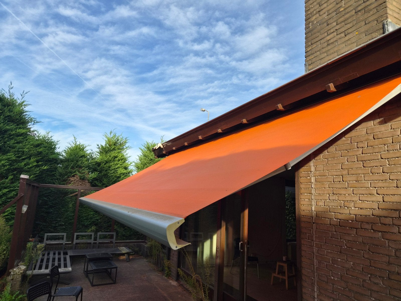 Elektrisch knikarmscherm - Oranje zonwering, Ophalen, Gebruikt, 450 cm of meer, Elektrisch