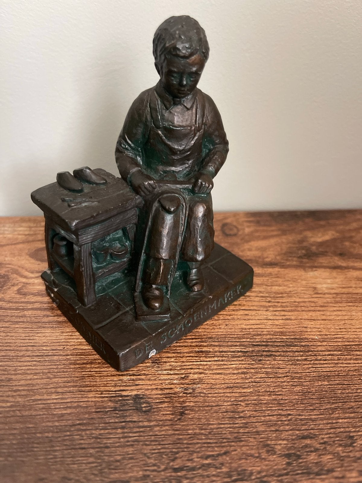 Vintage beeldje schoenmaker - Bronskleurig, Verzamelen, Beelden en Beeldjes, Ophalen, Gebruikt, Mens