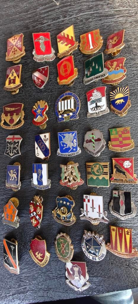 Groot lot enkele DI crest USA, Verzamelen, Ophalen of Verzenden, Landmacht, Amerika, Embleem of Badge
