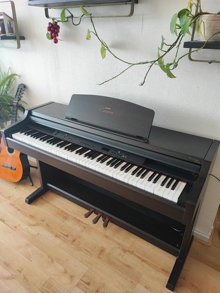 Yamaha Clavinova Digitaal Piano CLP 820 met 3 pedallen, Muziek en Instrumenten, Piano's, Ophalen, Gebruikt, Bruin, Digitaal