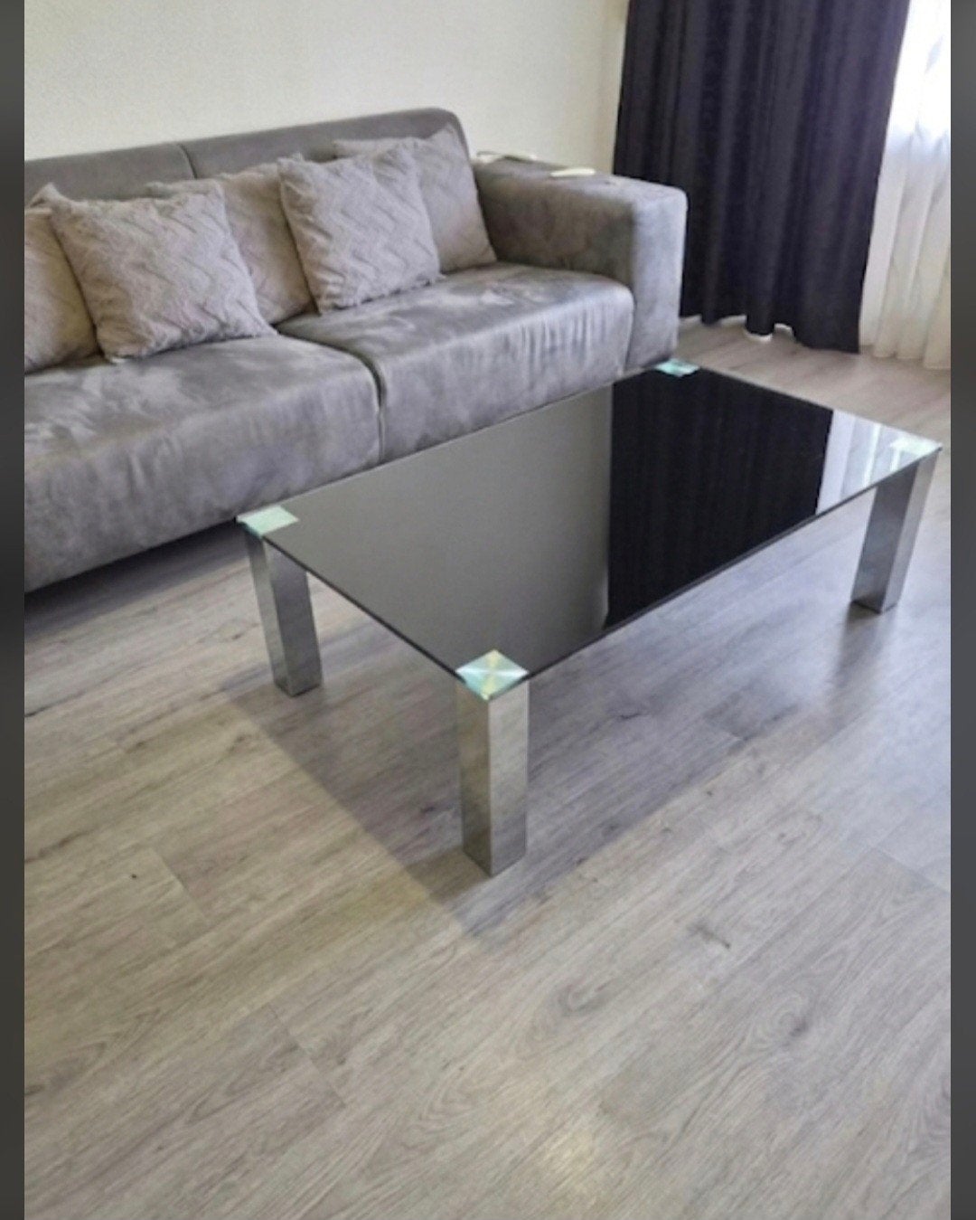 Salontafel met zwart glazen blad en metalen poten, Huis en Inrichting, Ophalen, Gebruikt, 100 tot 150 cm, 50 tot 100 cm
