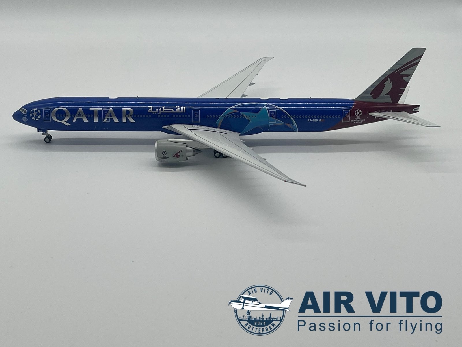 B Models Boeing 777-300 Qatar Airways Champions League 1:200, 2992jb, Schaalmodel, Ophalen of Verzenden, Operations@airvito.com