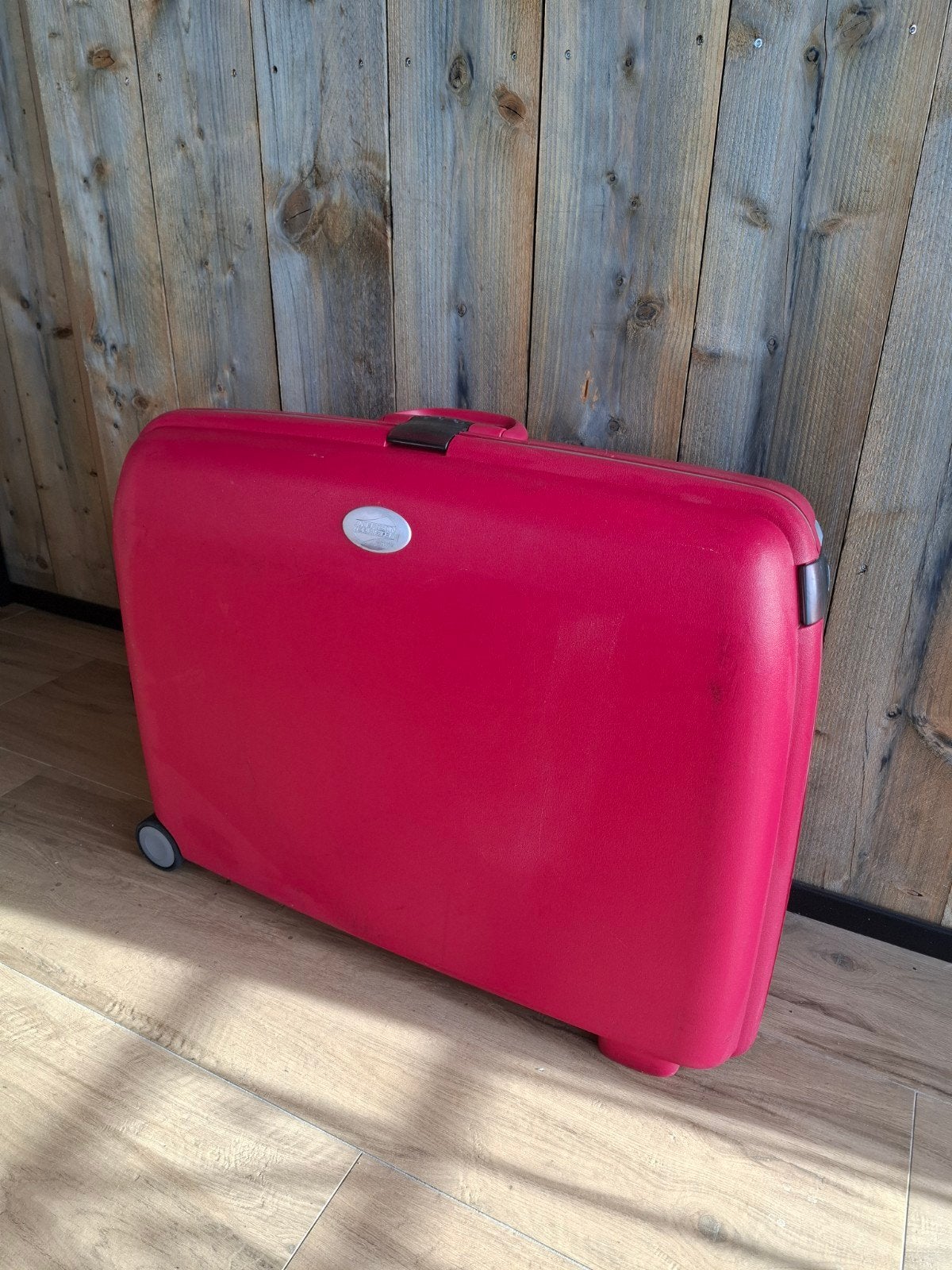 Rode koffer American tourister, Sieraden, Tassen en Uiterlijk, Gebruikt, Hard kunststof, 70 cm of meer, 55 cm of meer