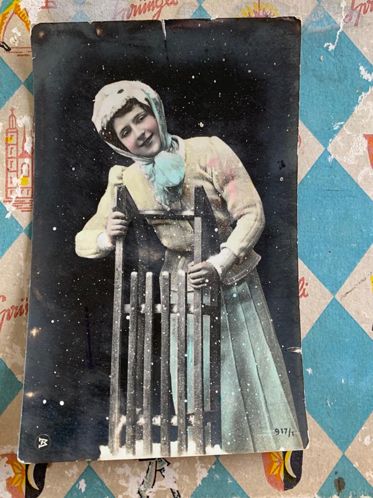 Dame met slee, Ophalen of Verzenden, Voor 1920, Gelopen, Overige thema's