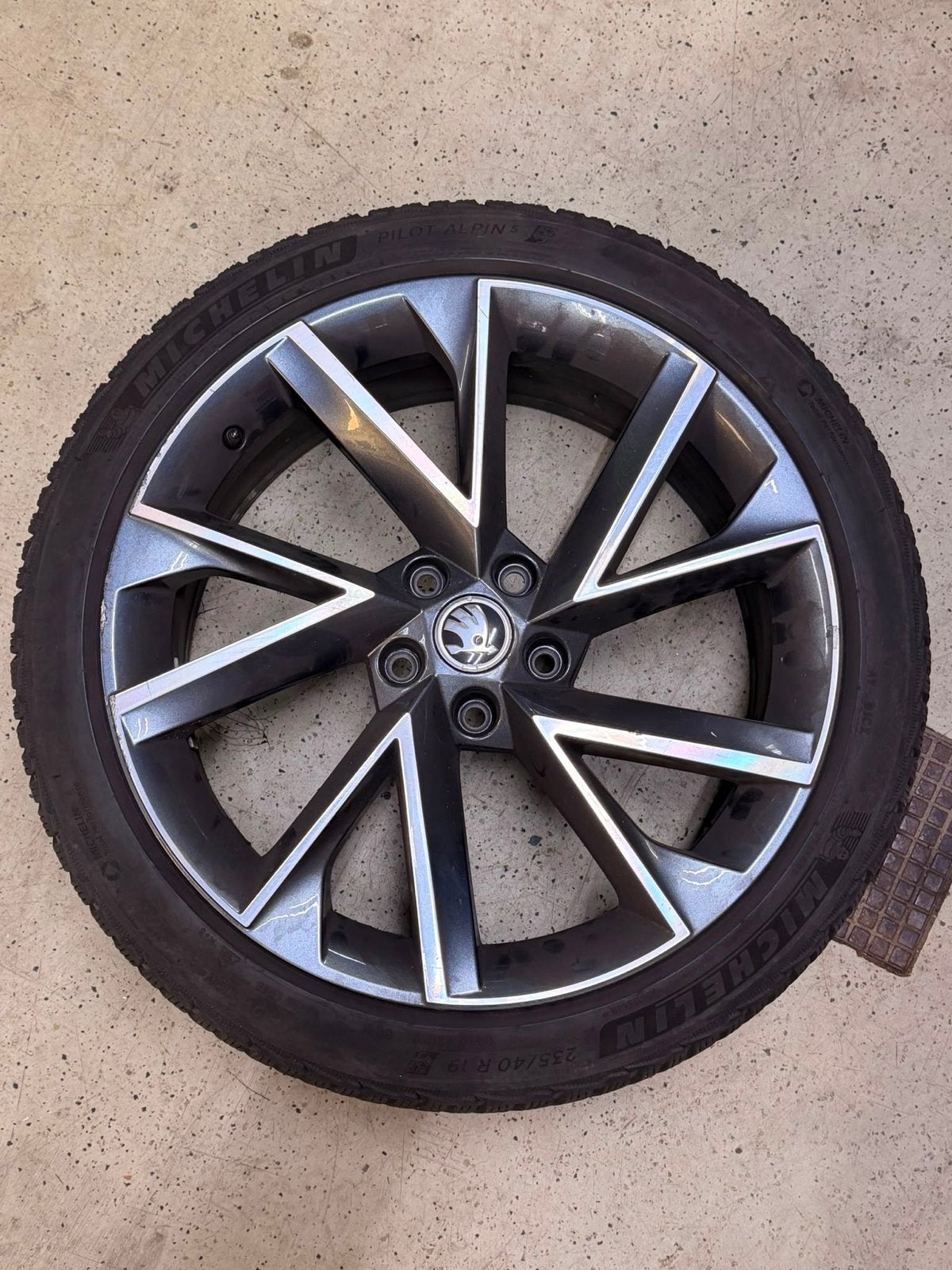 Skoda Superb winter set velgen wielen banden Sportline 2022, Auto-onderdelen, 19 inch, Gebruikt, Banden en Velgen, 235 mm