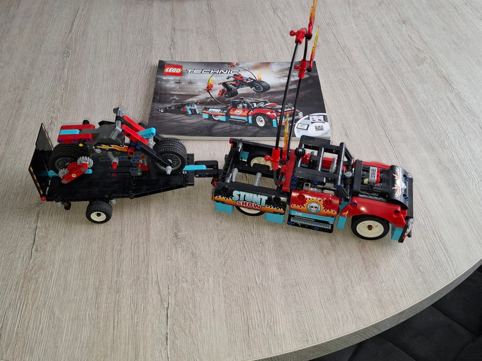42106 lego technic stuntshow truck en motor, Ophalen of Verzenden, Zo goed als nieuw