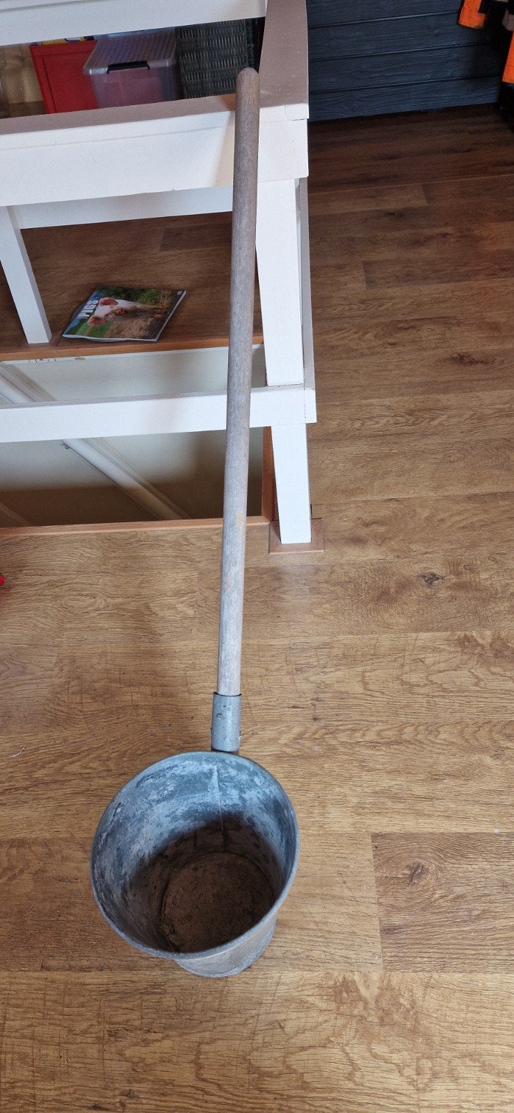 Oude zinken emmer aan steel - Vintage decoratie, Ophalen, Gebruikt, Zink, Met handgreep
