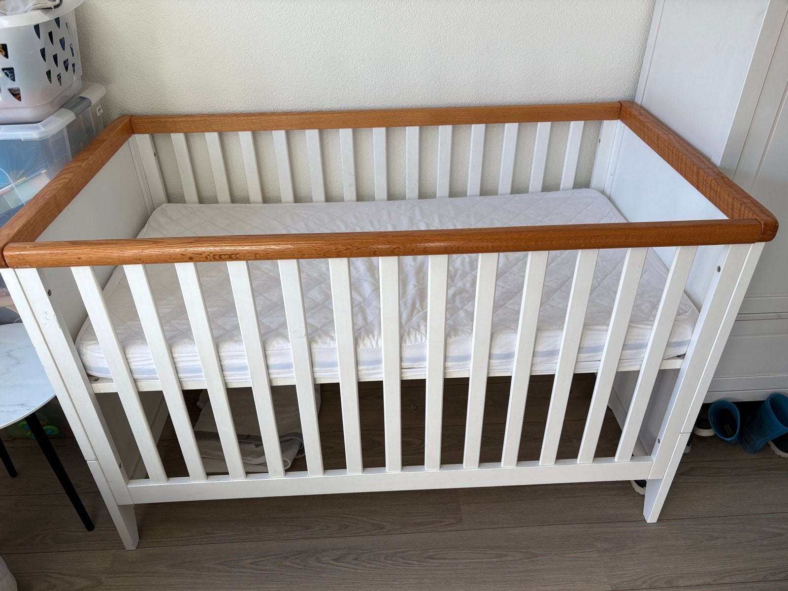 Babybedje/kinderbedje met verstelbare bodem en commode, Ophalen, Zo goed als nieuw, Jongetje of Meisje