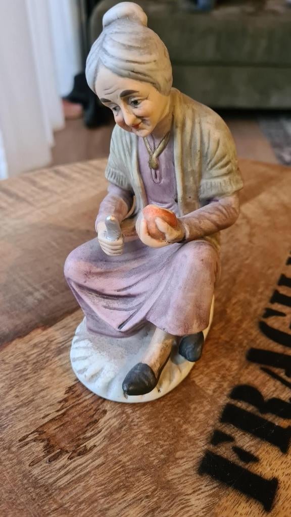 Goebel oude oma met mes en appel, Verzamelen, Beelden en Beeldjes, Ophalen of Verzenden, Zo goed als nieuw, Hummel