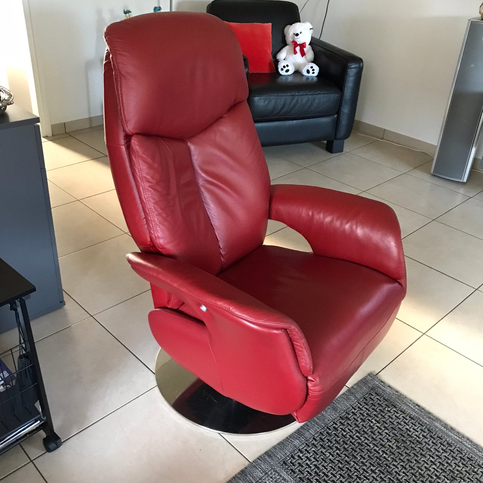 Hele mooie rood leren relaxstoel met verchroomde ronde voet, Huis en Inrichting, Ophalen, Gebruikt, Modern, 50 tot 75 cm