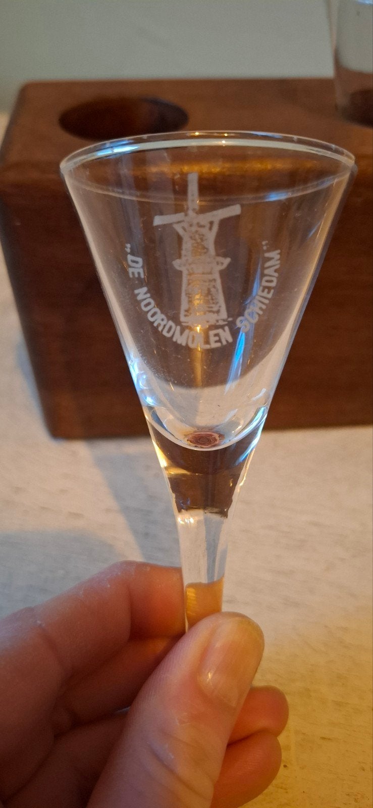 borrel glaasjes in houten blok  van de noordmolen S, Verzamelen, Ophalen of Verzenden, Zo goed als nieuw, Borrel- of Shotglas