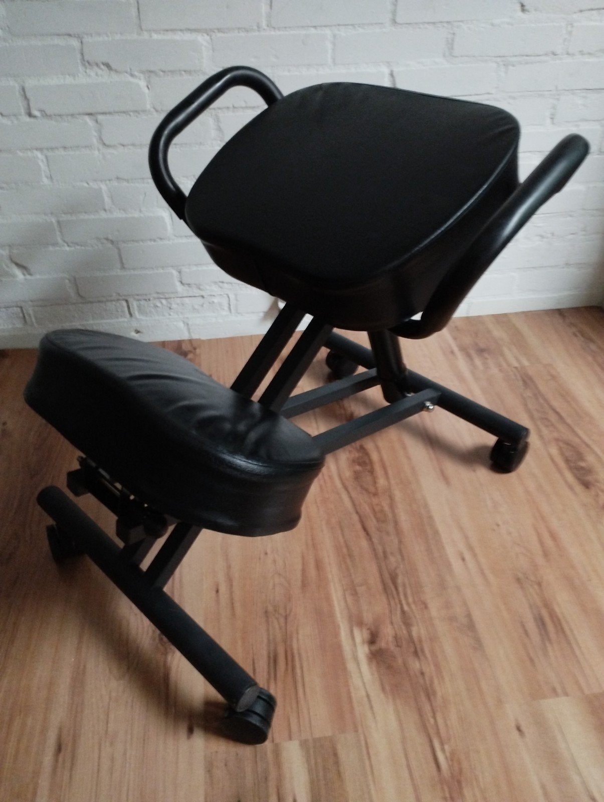 Ergonomische bureaustoel / knielkruk, Ophalen, Zwart, Zo goed als nieuw, Bureaukruk