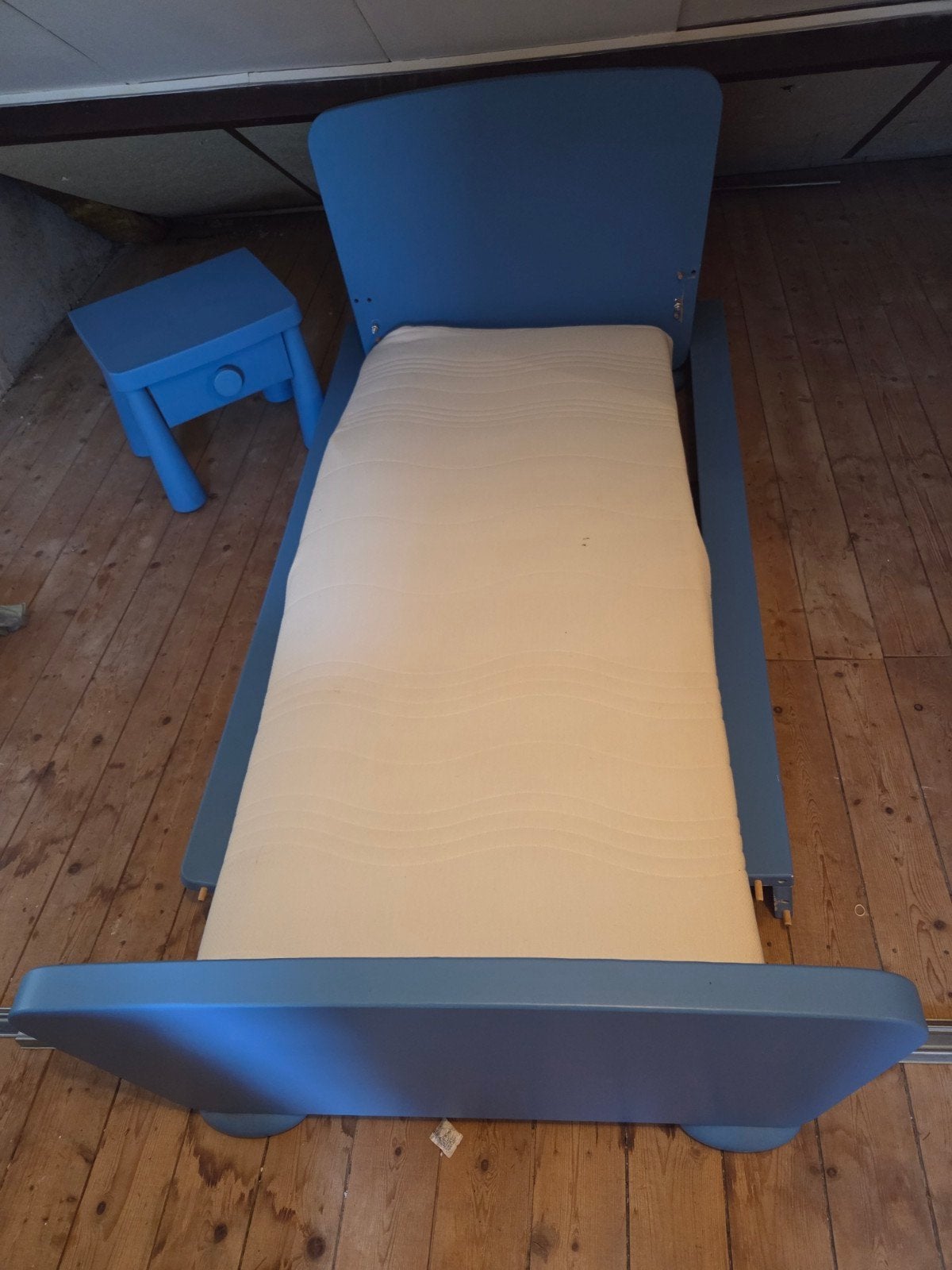 peuterbed blauw met lattenbodem, matras en nachtkastje, Ophalen, Blauw, Zo goed als nieuw, Hout