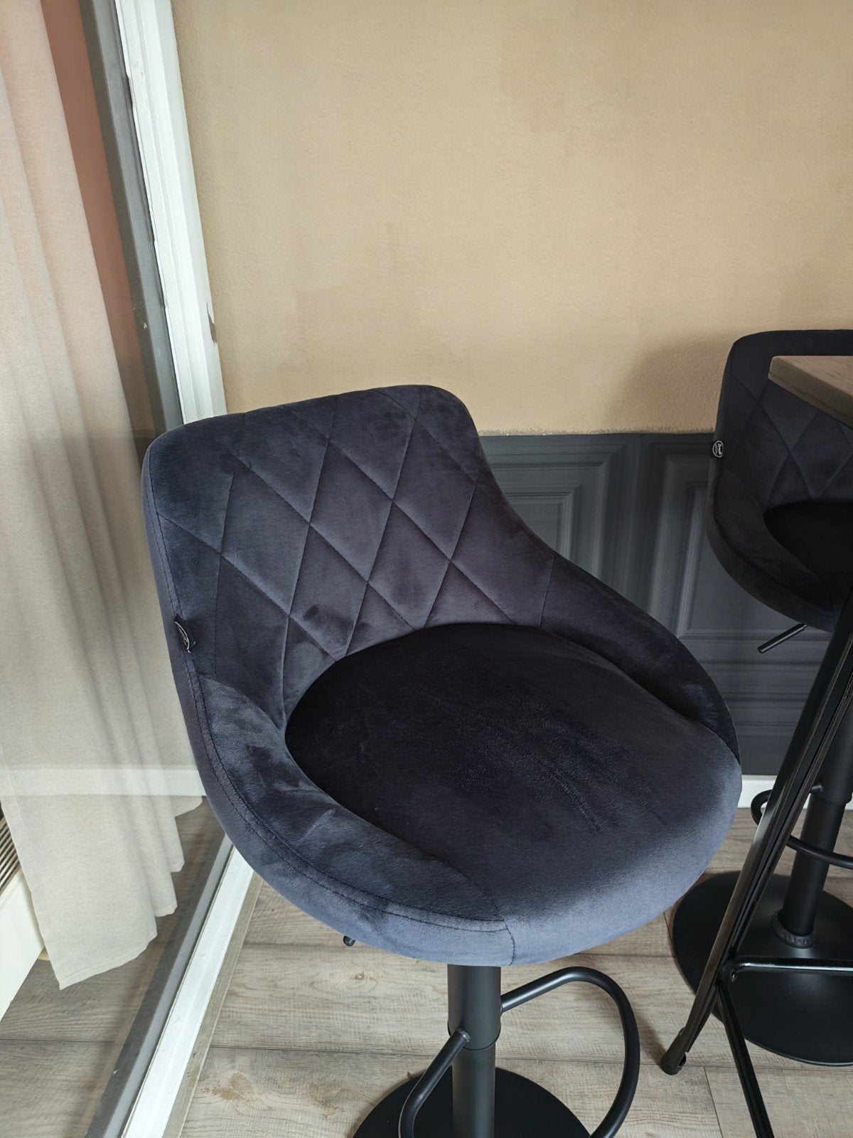 Bistro statafel met 2 zwarte fluwelen barkrukken - Nieuw, Ophalen, Met voetsteun, 60 tot 90 cm, Nieuw