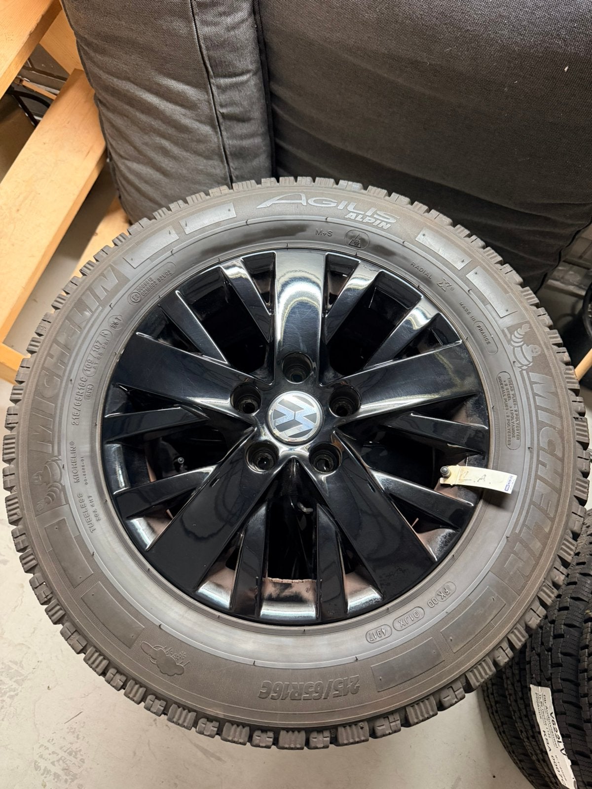 Originele lichtmetalen wielenset VW T5 T6 met winterbanden., 16 inch, Banden en Velgen, Bestelwagen, Gebruikt