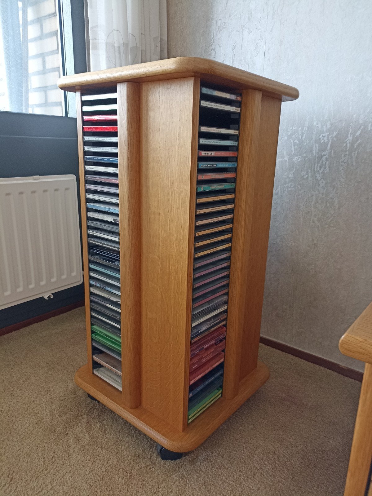 Houten DVD-rek op wieltjes - Draaibaar, Ophalen, Gebruikt, 150 discs of meer, Hout