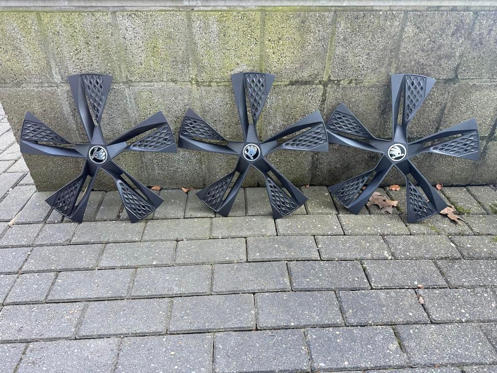 Vier Skoda wieldoppen, Auto diversen, Wieldoppen, Ophalen, Gebruikt
