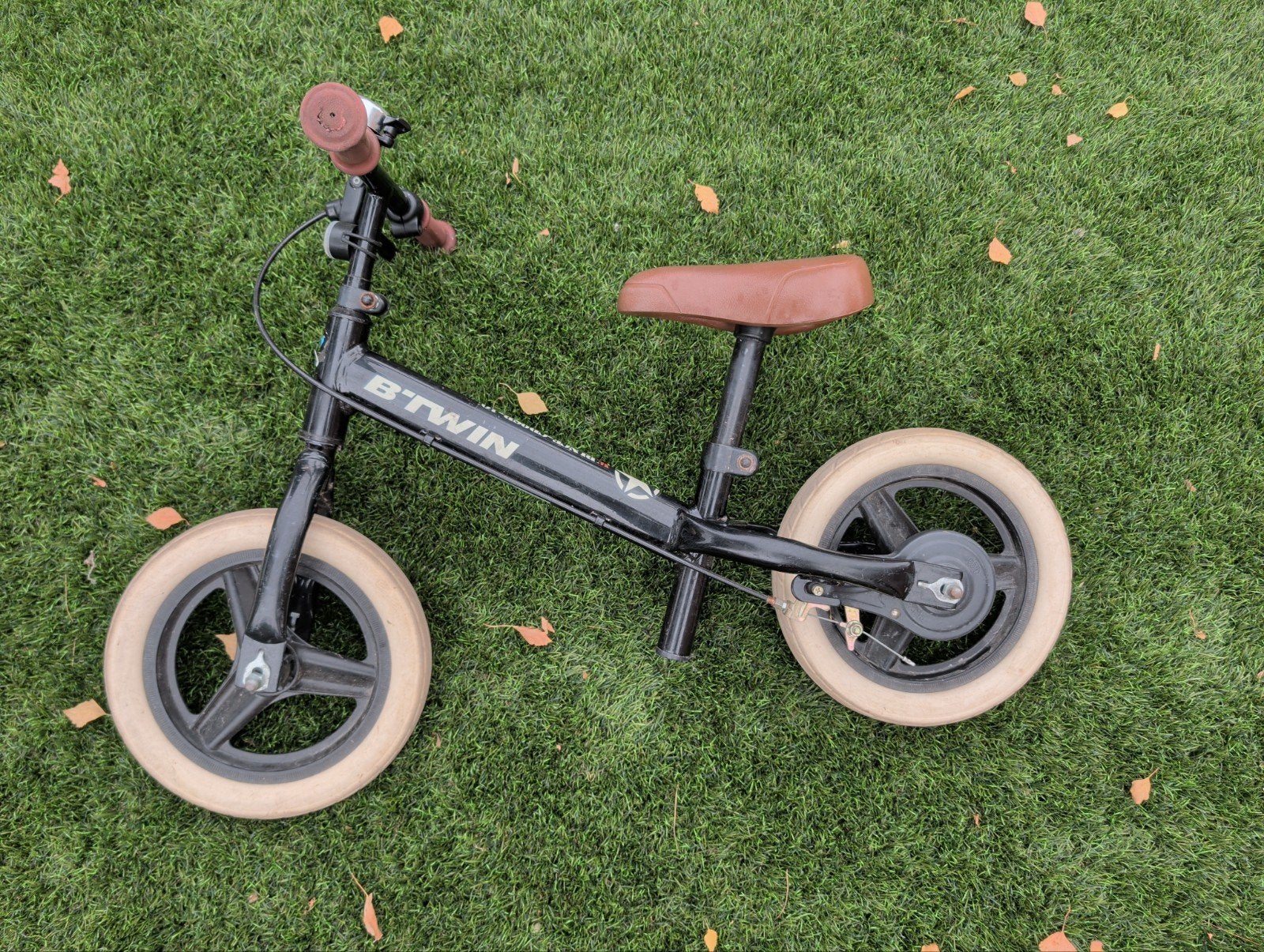 B'Twin Loopfiets met Handrem en Zachte Massieve Banden, Ophalen, Gebruikt, Velgrem, Minder dan 16 inch