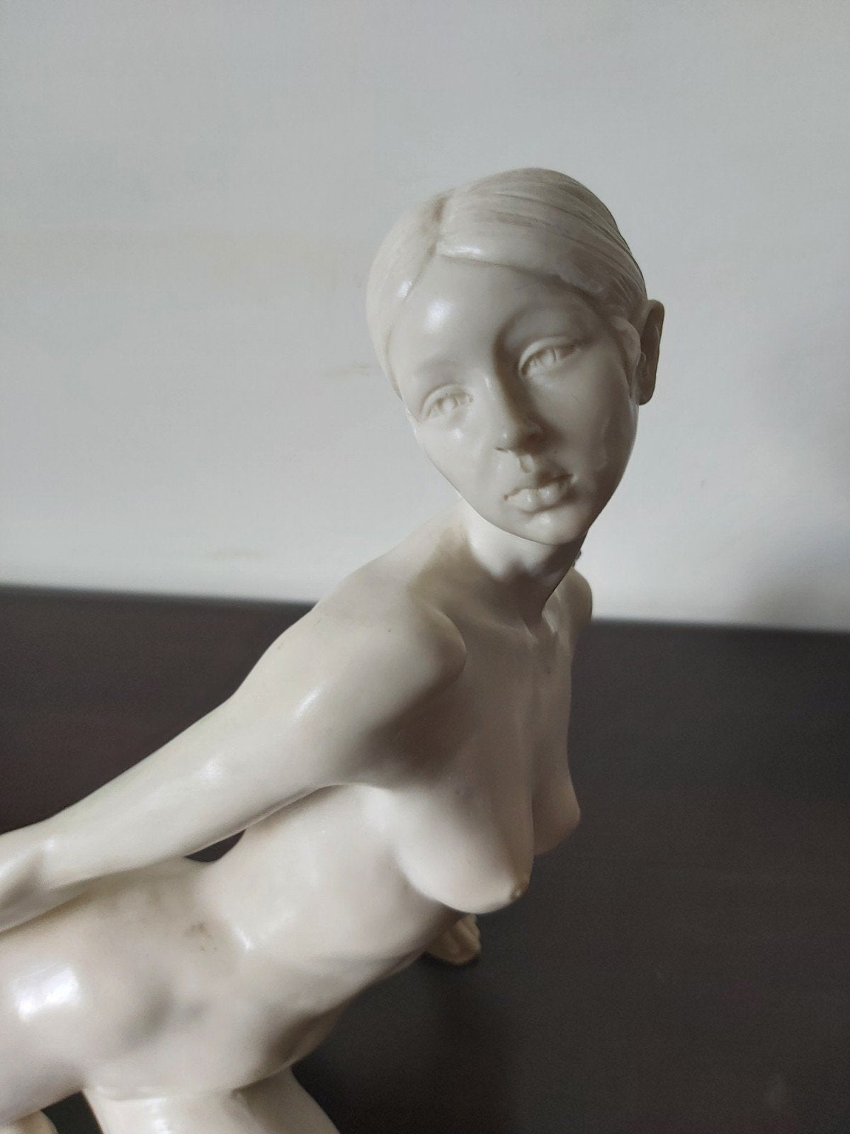 Elegant beeld van liggende vrouw A.Santini  in ivoorkleur, Ophalen of Verzenden