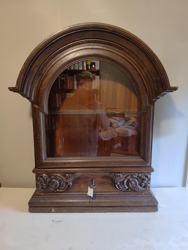 Mooie antieke wandvitrine met lade zie foto's, Ophalen