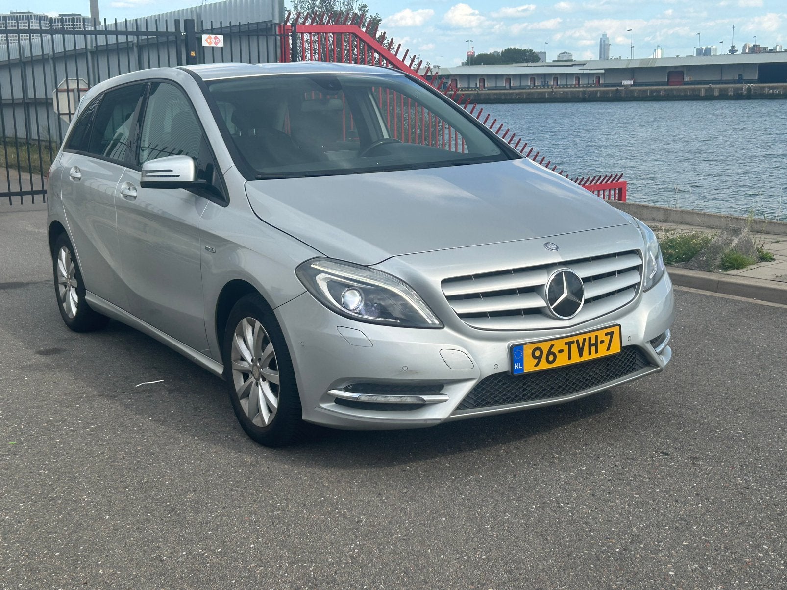 Mercedes-Benz B-Klasse 1.6 i B180 NAVI XENON PDC AIRCO, Auto's, Voorwielaandrijving, Dealer onderhouden, 4 cilinders, 122 pk